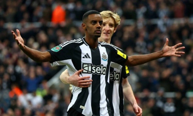 Alexander Isak được khuyên nên gia nhập Liverpool.