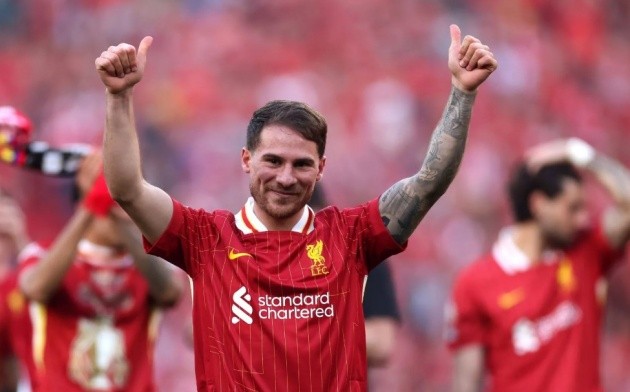 Alexis Mac Allister ăn mừng chức vô địch Premier League cùng Liverpool, trở thành mục tiêu khó nhằn của Real Madrid.