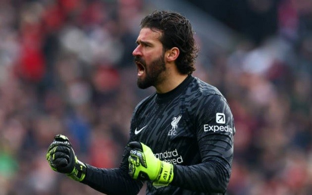 Alisson Becker, thủ môn số 1 của Liverpool, ăn mừng chức vô địch Ngoại hạng Anh, thể hiện cam kết gắn bó lâu dài với đội bóng.