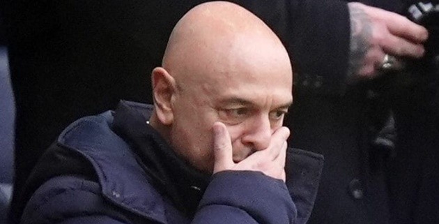 Ảnh chụp sân vận động của Tottenham Hotspur với dòng chữ "Kỳ chuyển nhượng hè đầy thách thức đang chờ đợi Spurs" trên màn hình lớn.