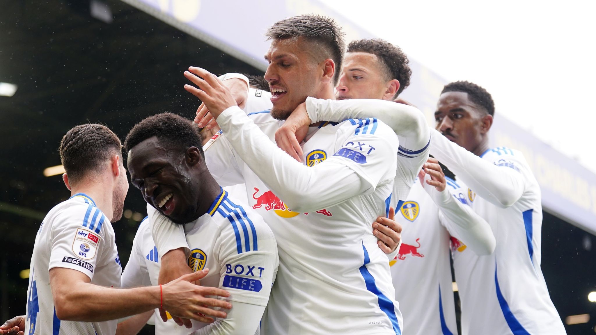 Ảnh sân vận động Elland Road của Leeds United ăn mừng thăng hạng, thể hiện niềm vui và sự phấn khích của đội bóng khi trở lại Ngoại hạng Anh sau nhiều năm chờ đợi.