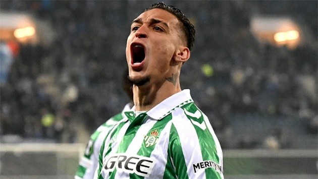 Antony trong màu áo Betis, thể hiện quyết tâm cao độ trên sân cỏ.