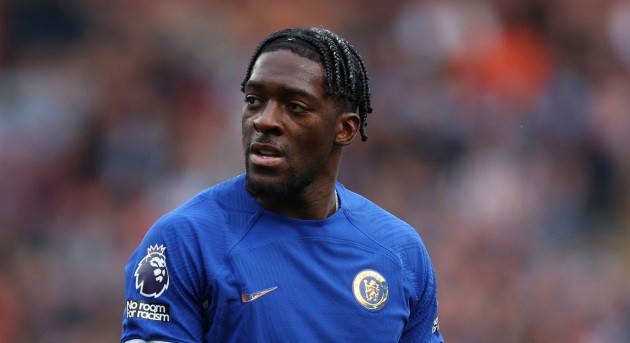 Axel Disasi trong một trận đấu của Chelsea, cho thấy sự mạnh mẽ trong phòng ngự.