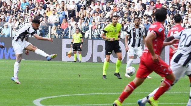 Bàn mở tỷ số đẹp mắt của Nico Gonzalez, giúp Juventus vươn lên dẫn trước trong trận đấu với Monza.