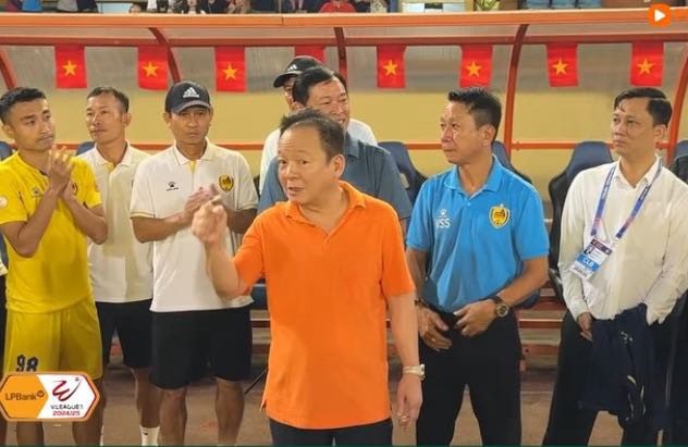 Bầu Hiển động viên và thưởng nóng Quảng Nam FC sau trận thua Hà Nội.
