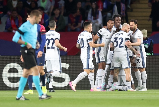 Các cầu thủ Inter Milan ăn mừng bàn thắng vào lưới Barcelona.