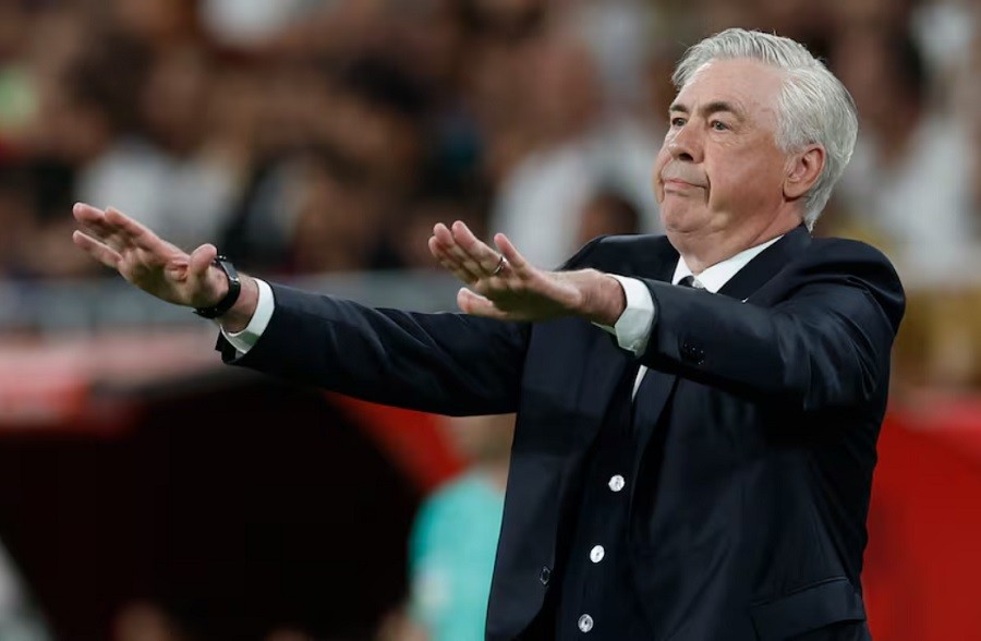 Carlo Ancelotti tươi cười trong trang phục huấn luyện, với logo đội tuyển Brazil được chỉnh sửa thêm vào ảnh