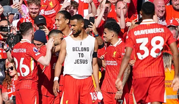 Cody Gakpo đối diện án phạt từ FA sau khi để lộ thông điệp "I belong to Jesus" trên áo trong trận đấu với Tottenham Hotspur.