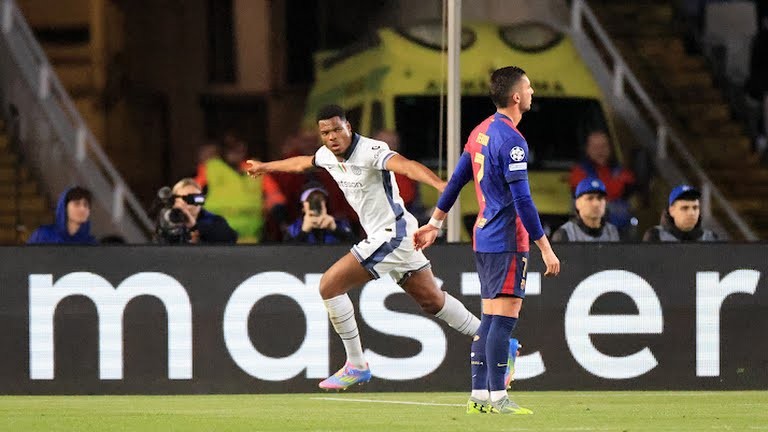 Denzel Dumfries ăn mừng bàn thắng cho Inter Milan, thể hiện sự xuất sắc của anh trong trận đấu