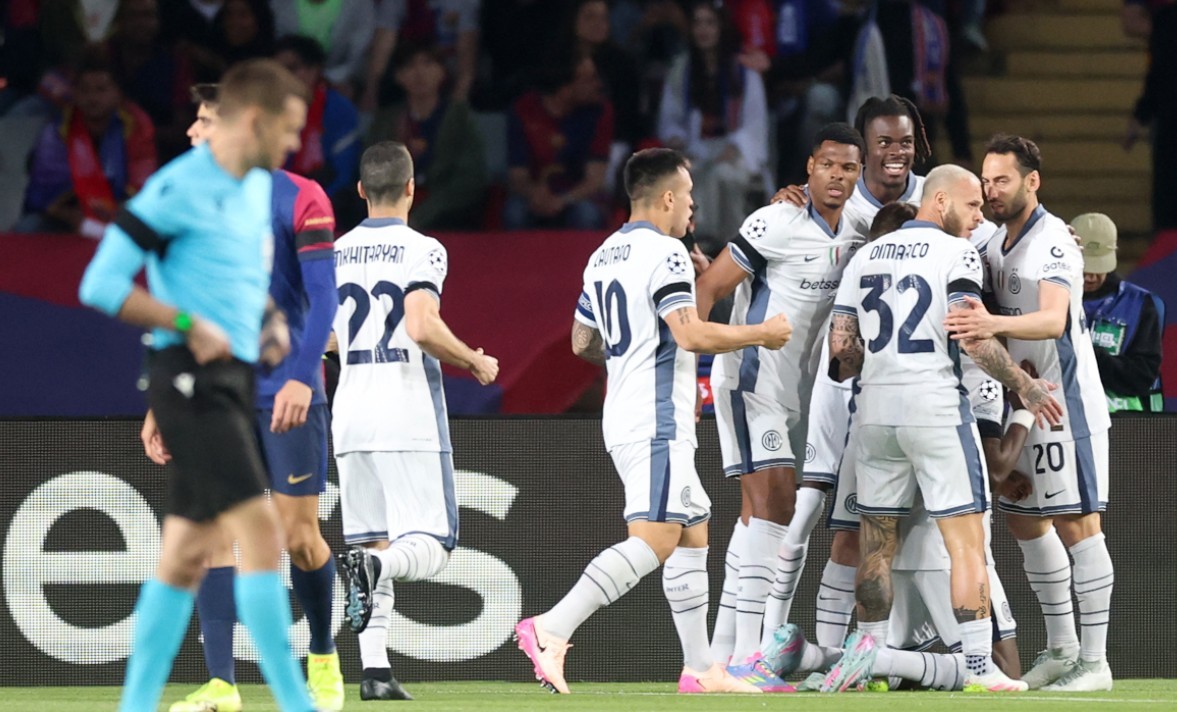 Denzel Dumfries ăn mừng bàn thắng vào lưới Barcelona, thể hiện niềm vui và sự phấn khích tột độ.
