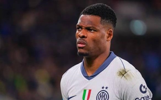 Denzel Dumfries trong màu áo Inter Milan, lọt vào tầm ngắm của Manchester United.
