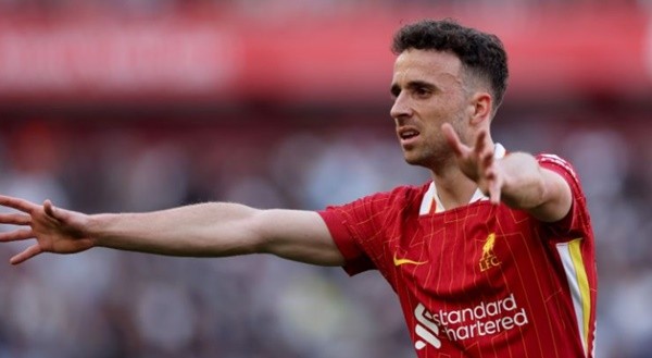Diogo Jota trong màu áo Liverpool, thể hiện sự đa năng trên hàng công.