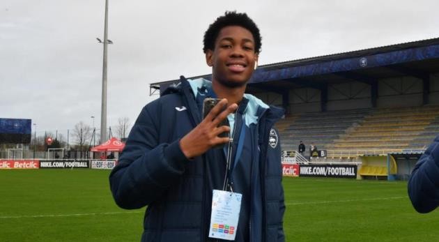 Enzo Kana-Biyik trong màu áo Le Havre, tiền vệ trẻ đầy triển vọng gia nhập Man Utd.