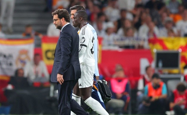Ferland Mendy ôm đùi rời sân, dấu hiệu cho thấy chấn thương tái phát khiến Real Madrid lo lắng.