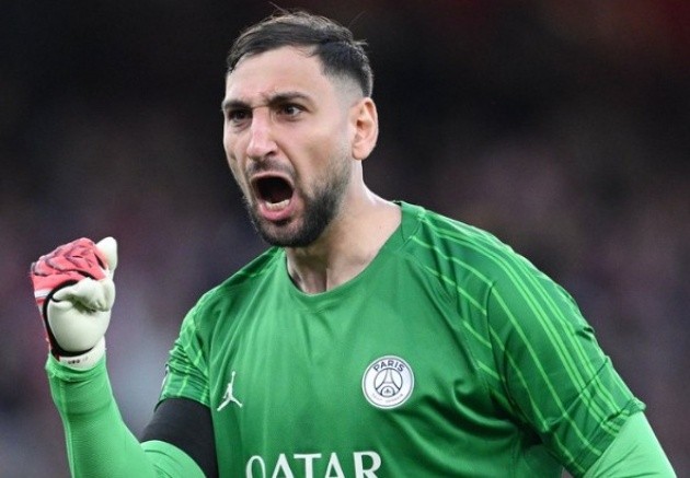Gianluigi Donnarumma ăn mừng sau pha cứu thua xuất sắc, góp phần giữ sạch lưới cho PSG trước Arsenal tại Champions League.