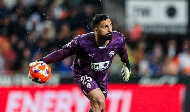 Giorgi Mamardashvili trong màu áo Valencia, đối mặt với tương lai không chắc chắn tại Liverpool do sự xuất sắc của Alisson.