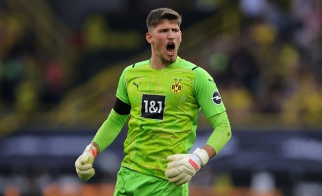 Gregor Kobel tập trung cao độ, sẵn sàng cản phá bóng trong một trận đấu tại Bundesliga.