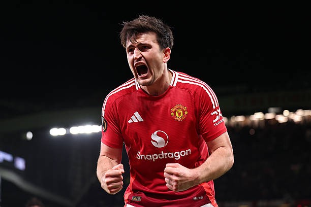 Harry Maguire trong màu áo Man United, thể hiện sự mạnh mẽ và khả năng không chiến.
