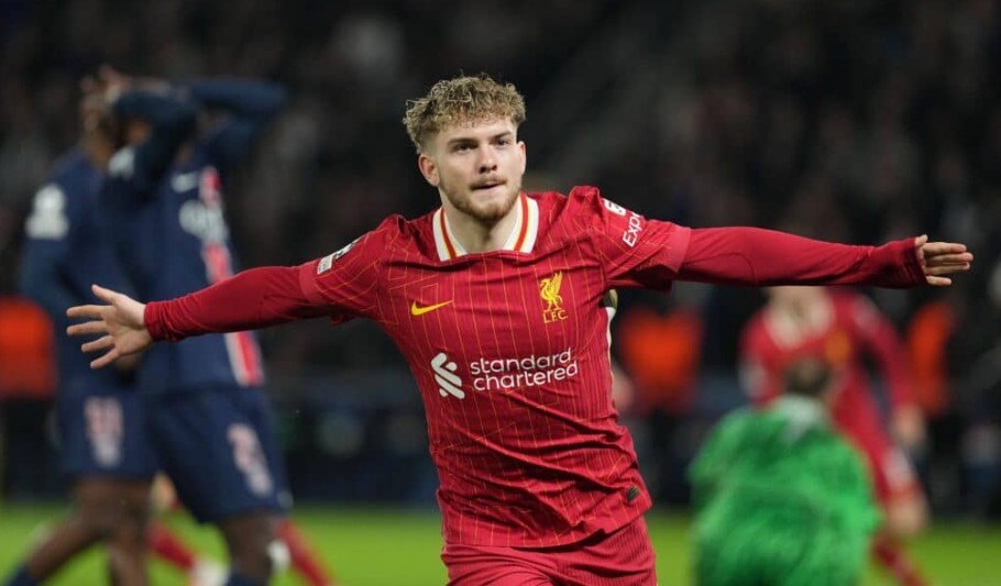 Harvey Elliott ăn mừng chức vô địch Ngoại Hạng Anh cùng Liverpool, thể hiện niềm vui và sự tự hào khi đội bóng chinh phục thành công ngôi vương.