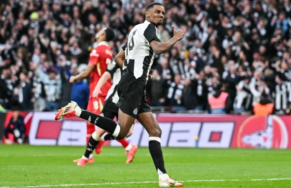 Hình ảnh Alexander Isak trong màu áo Newcastle United, thể hiện khả năng săn bàn ấn tượng, mục tiêu hàng đầu của Liverpool.