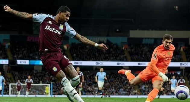 Hình ảnh Marcus Rashford buồn bã sau trận đấu, thể hiện sự thất vọng về chấn thương gặp phải.