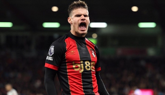 Hình ảnh Milos Kerkez trong màu áo Bournemouth, hậu vệ trái tiềm năng được Liverpool quan tâm để tăng cường chiều sâu đội hình.