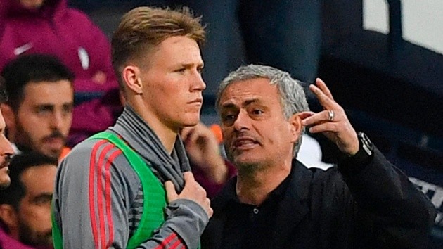 Hình ảnh Sir Alex Ferguson tươi cười, thể hiện sự đánh giá cao dành cho Scott McTominay.