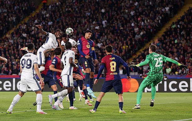 Hình ảnh trận đấu giữa Barca và Inter Milan, thể hiện sự kịch tính và hấp dẫn