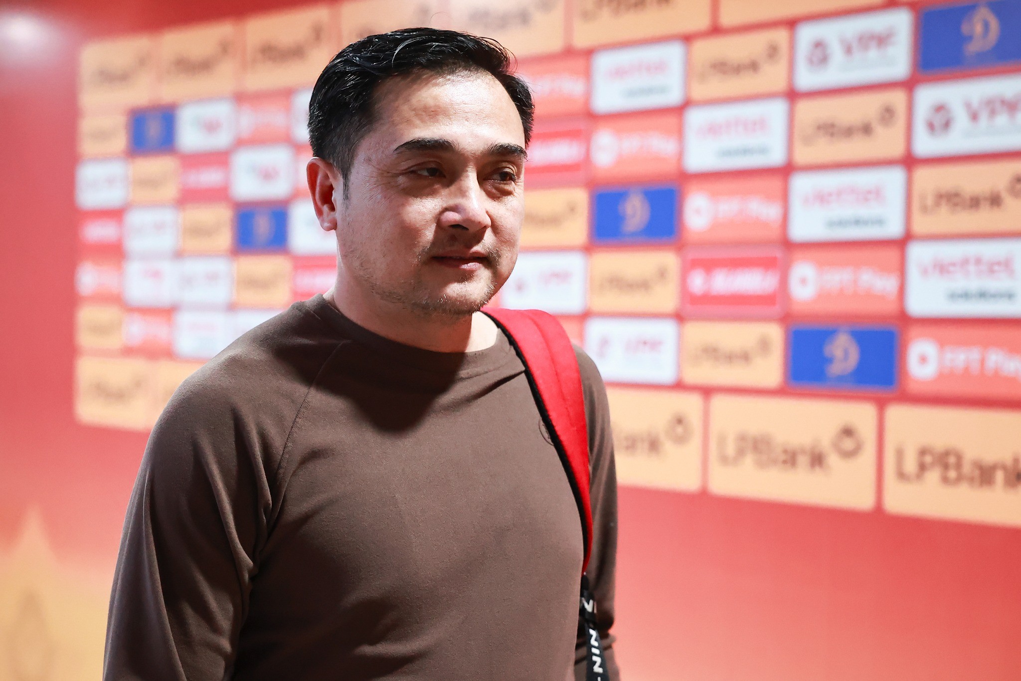 HLV Đức Thắng trong màu áo Thể Công Viettel, ảnh chụp trên sân cỏ trong một trận đấu V.League