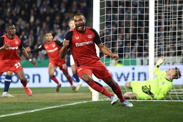 Jonathan Tah trong màu áo Bayer Leverkusen, thể hiện sự chắc chắn trong phòng ngự.