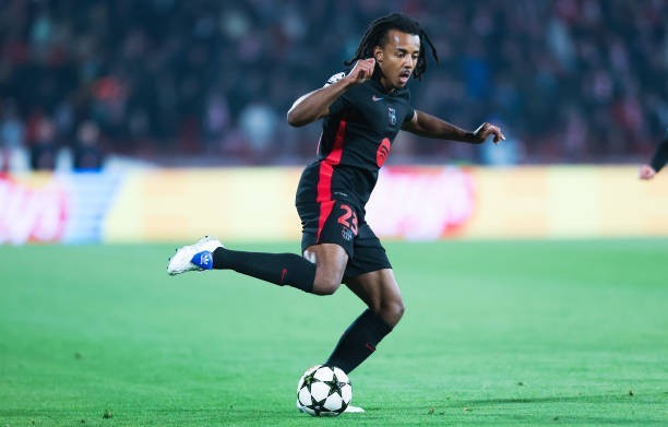 Jules Kounde có lối chơi đa năng, giúp anh dễ dàng thích nghi với chiến thuật của Mikel Arteta.