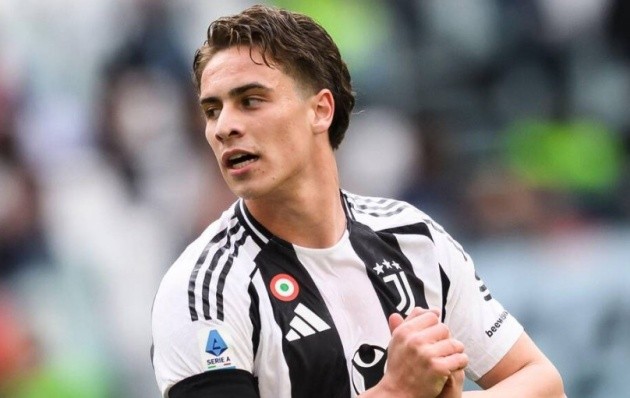 Kenan Yildiz trong màu áo Juventus thể hiện kỹ năng đi bóng.