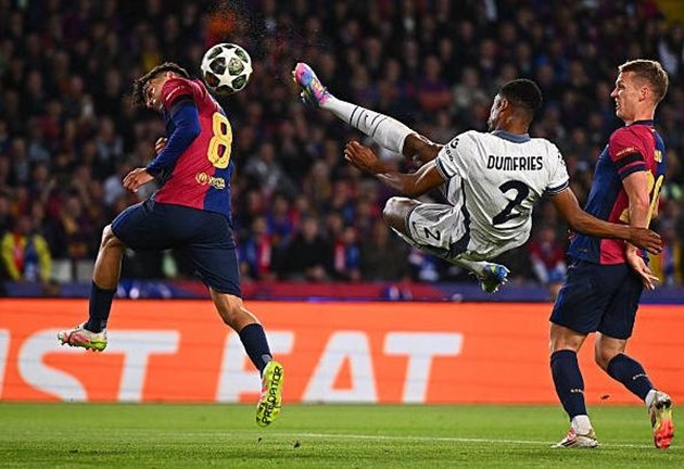 Lamine Yamal thể hiện phẩm chất ngôi sao, in dấu giày vào cả ba bàn thắng của Barcelona.