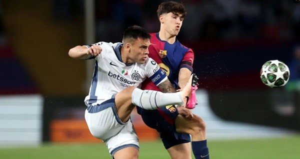 Lautaro Martinez ôm mặt đau đớn sau pha bóng dẫn đến chấn thương gân kheo trong trận đấu giữa Inter Milan và Barcelona tại Champions League.