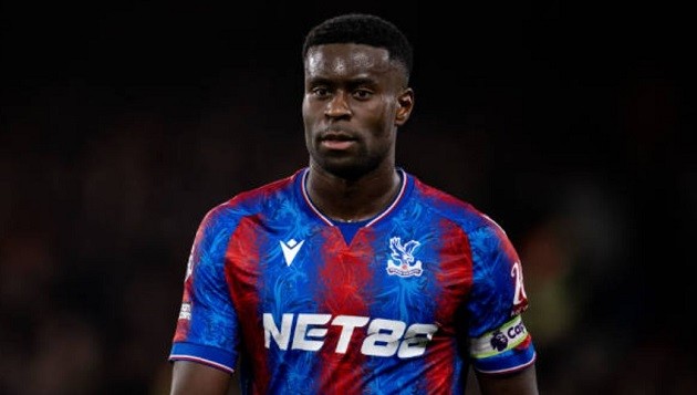 Marc Guehi trong màu áo Crystal Palace, thể hiện sự chắc chắn và khả năng phòng ngự ấn tượng.