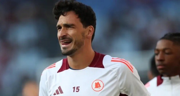 Mats Hummels trong màu áo AS Roma, có thể quay trở lại Dortmund để tham dự Club World Cup do khủng hoảng chấn thương của đội bóng Đức.