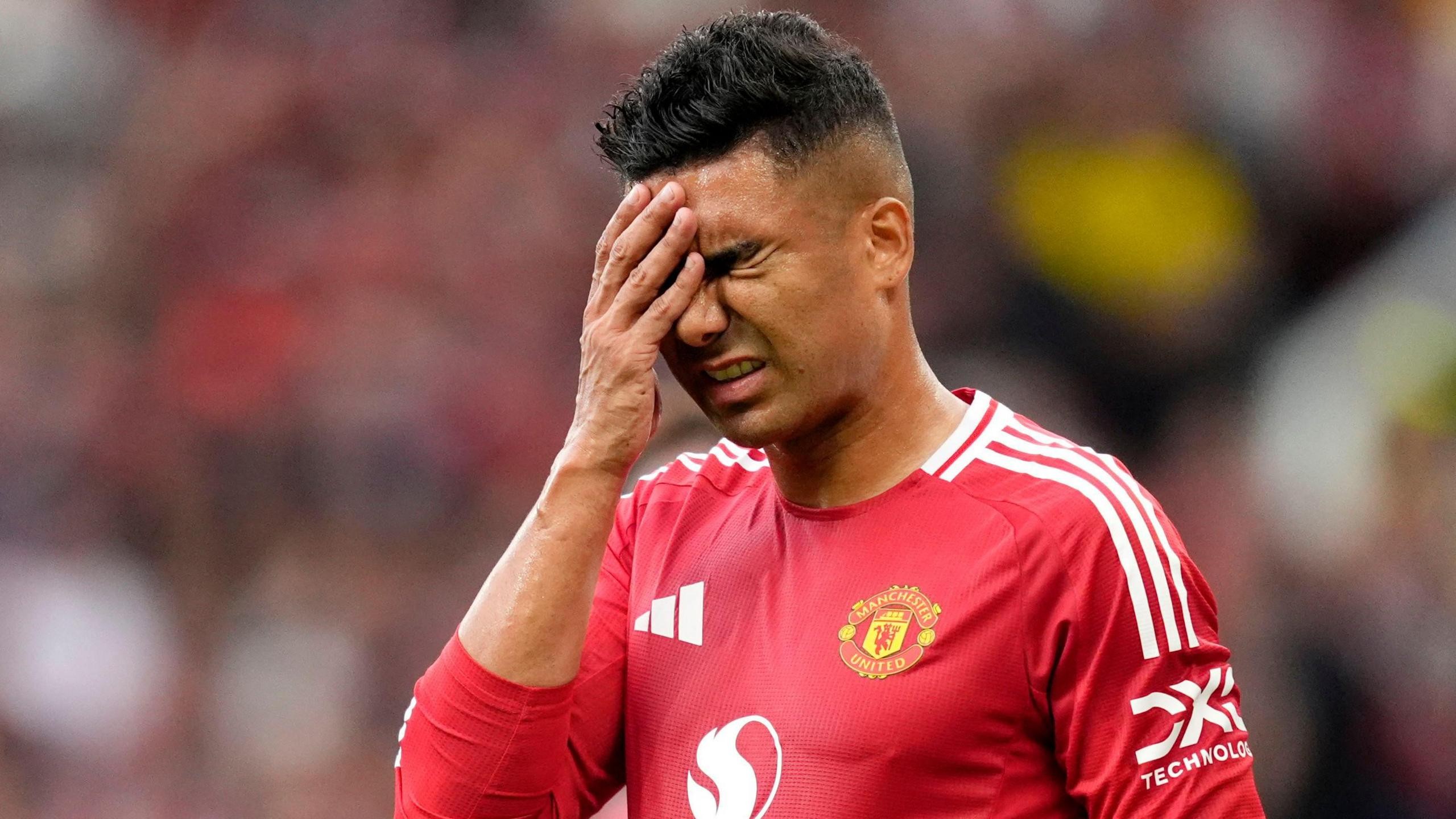 Matty Cash trong một trận đấu của Aston Villa, hậu vệ phải đang phải đối mặt với nhiều chỉ trích về phong độ sa sút.