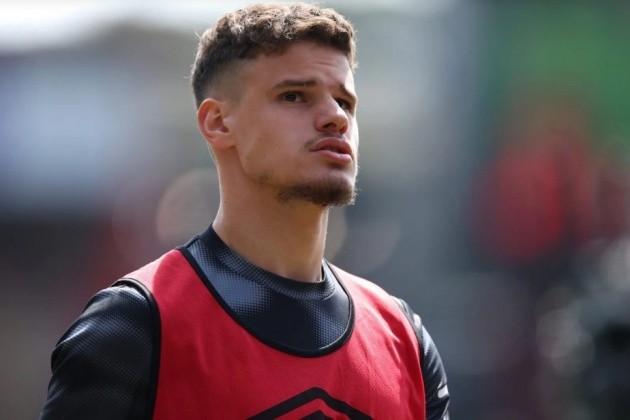 Milos Kerkez trong màu áo Bournemouth, lọt vào tầm ngắm của Real Madrid để tăng cường hàng phòng ngự.