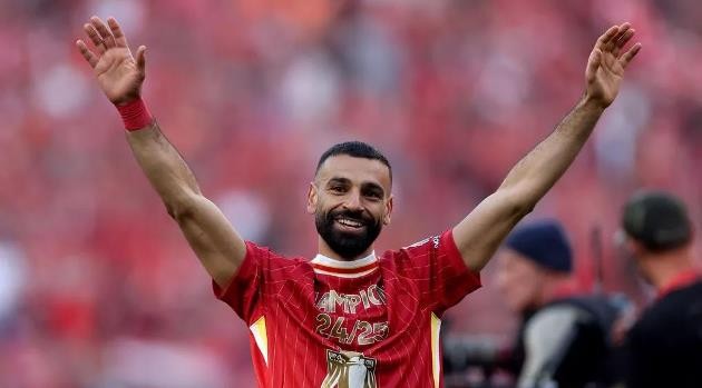 Mohamed Salah ăn mừng chức vô địch Premier League cùng Liverpool, thể hiện quyết tâm chinh phục các danh hiệu trong mùa giải tới.