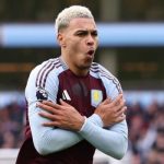 Morgan Rogers trong màu áo Aston Villa, thể hiện sự tự tin và kỹ thuật cá nhân.