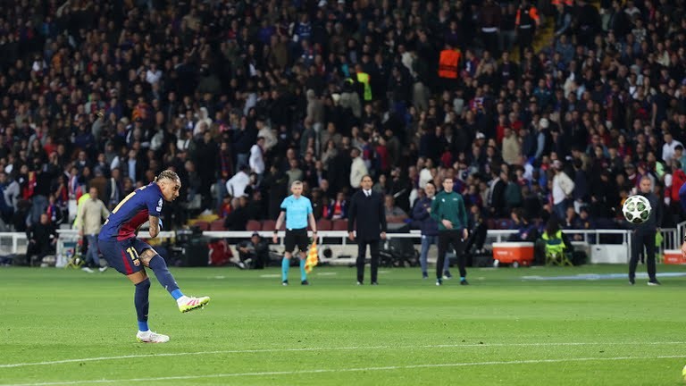 Raphinha ăn mừng bàn gỡ hòa cho Barcelona trong trận đấu kịch tính với Inter Milan