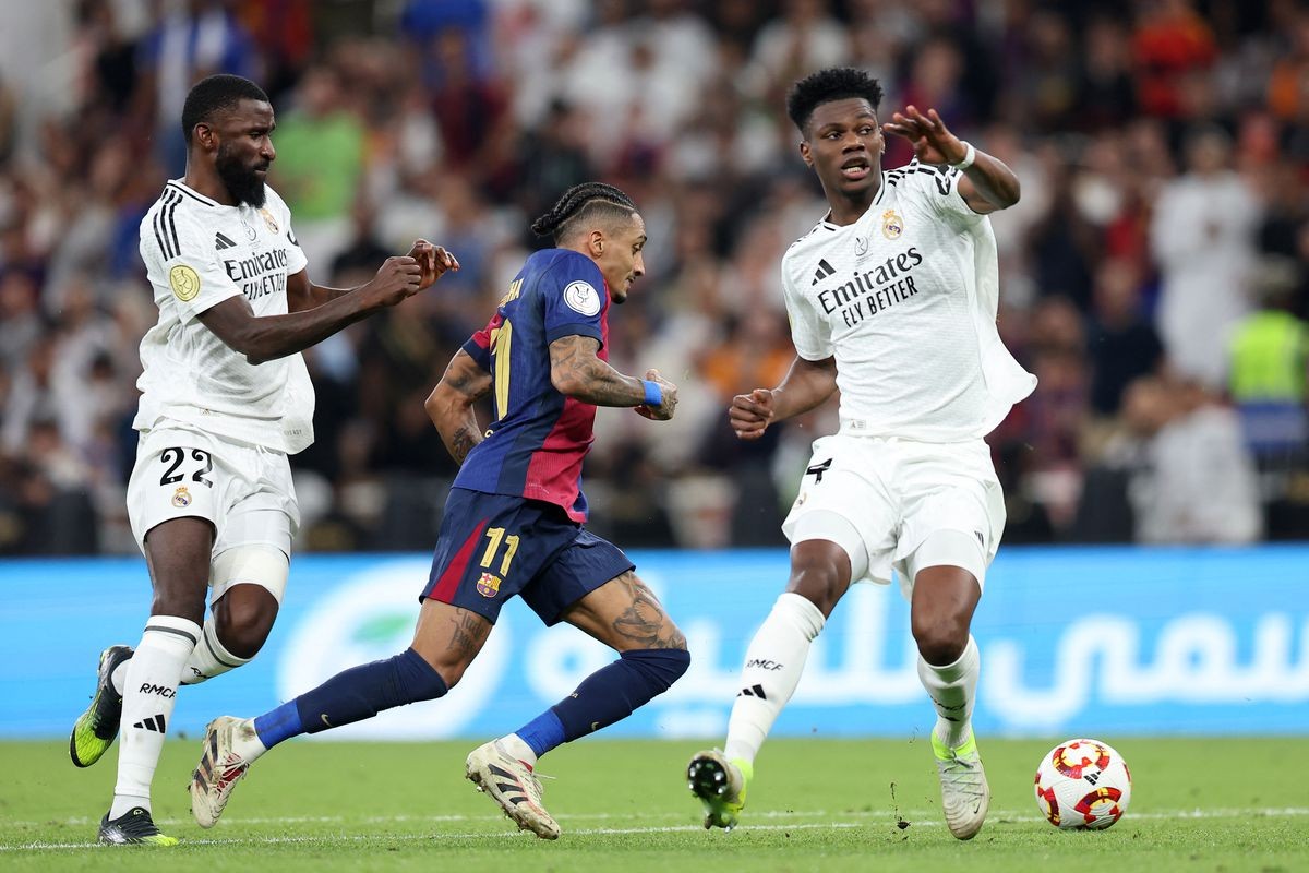 Robert Lewandowski vắng mặt trong trận Barcelona gặp Real Madrid do chấn thương