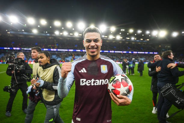 Rogers đang trải qua một mùa giải bùng nổ, thể hiện phong độ ấn tượng trong màu áo Aston Villa với khả năng ghi bàn và kiến tạo đa dạng.