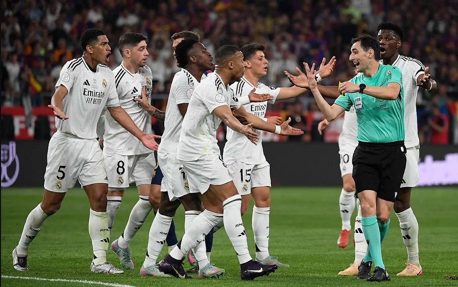 Rudiger nhận thẻ đỏ trong trận gặp Barcelona
