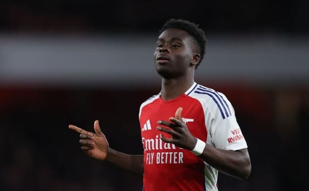 Saka là cầu thủ không thể thiếu của Arsenal, đóng vai trò quan trọng trong lối chơi tấn công của đội bóng.