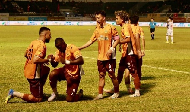 Sân vận động Pleiku với khán đài đầy ắp cổ động viên HAGL, thể hiện sự ủng hộ nhiệt tình của người hâm mộ bóng đá Việt Nam đối với đội bóng phố núi.