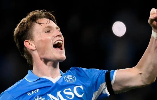 Scott McTominay ăn mừng bàn thắng trong màu áo Napoli, đánh dấu sự hồi sinh mạnh mẽ sau khi rời Manchester United.