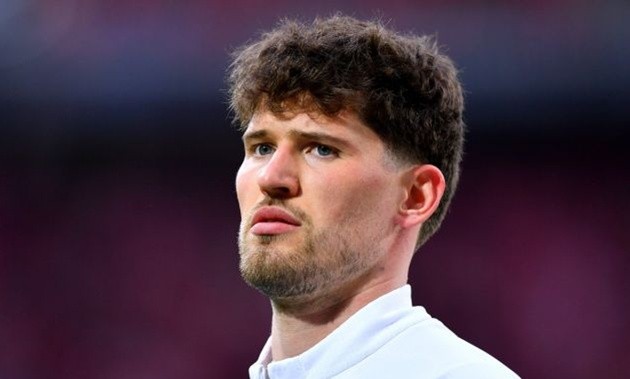 Thủ môn Gregor Kobel trong màu áo Borussia Dortmund, thể hiện sự tập trung cao độ trước khung thành.