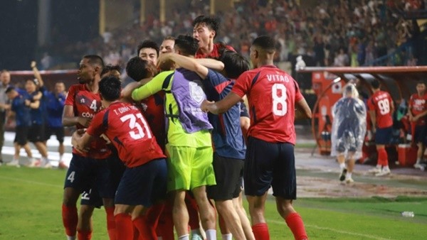 Thủ môn Nguyễn Filip ăn mừng chiến thắng cùng đồng đội.