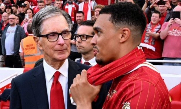Trent Alexander-Arnold trong màu áo Liverpool, đối mặt với quyết định khó khăn về tương lai sự nghiệp.